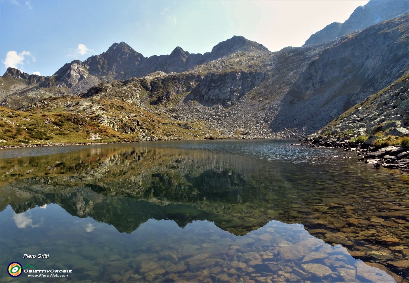 02 Lago di porcile 'di sopra' (2095 m) con Cima Cadelle che si specchia .JPG -                                